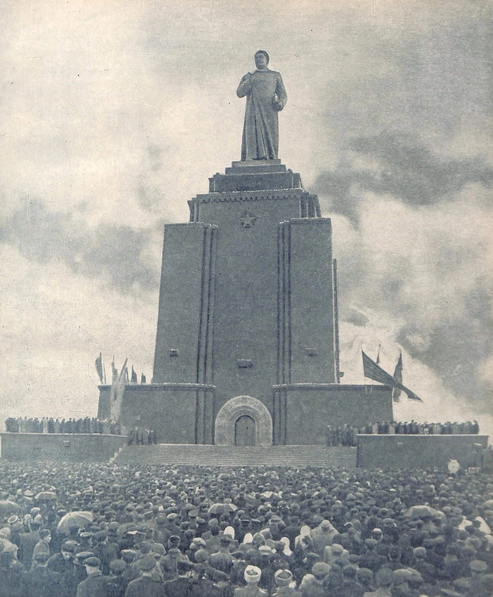 Торжественное открытие памятника Иосифу Сталину в Ереване 29 октября 1950 года.